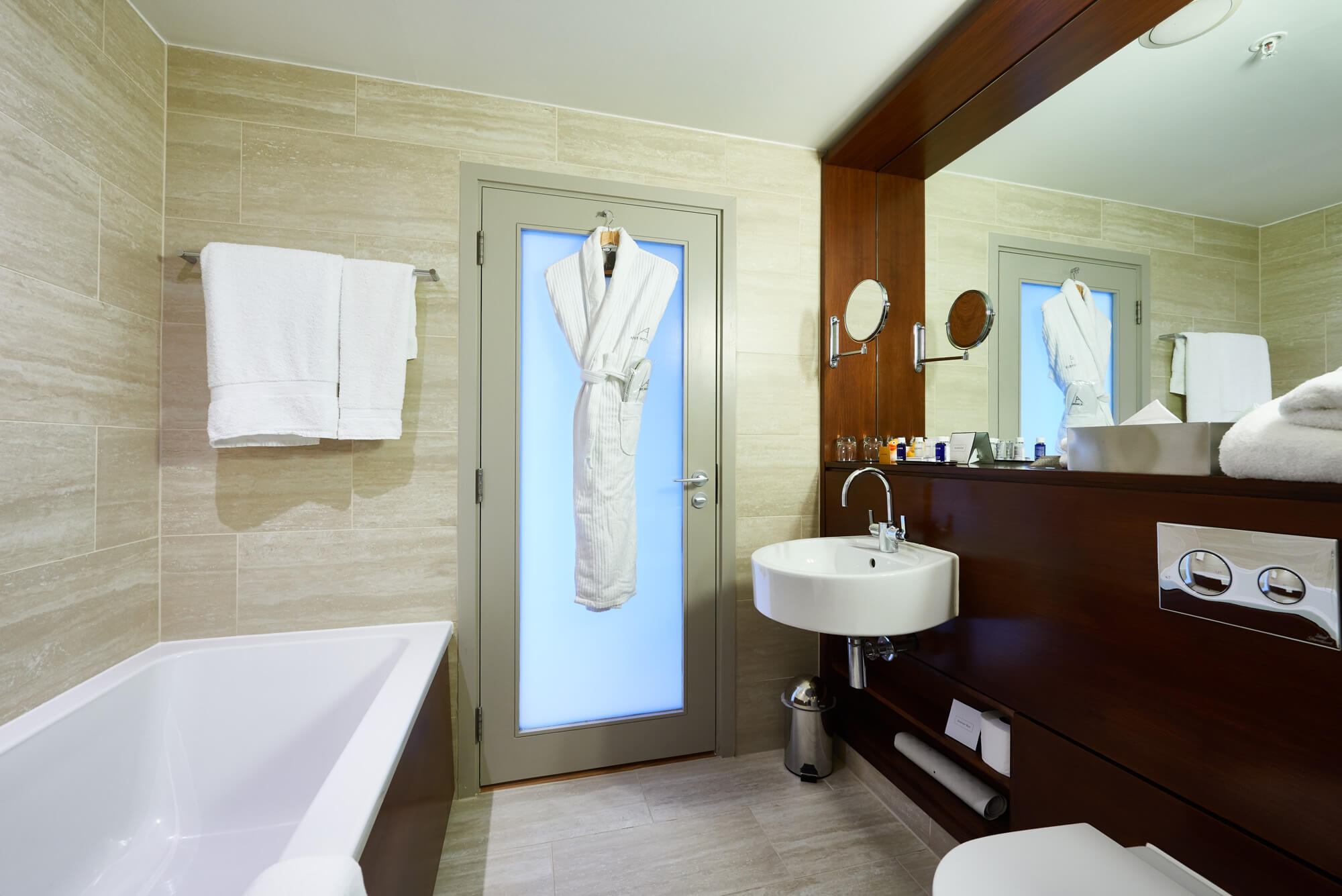 Junior Suite bathroom at Apex City of London Hotel