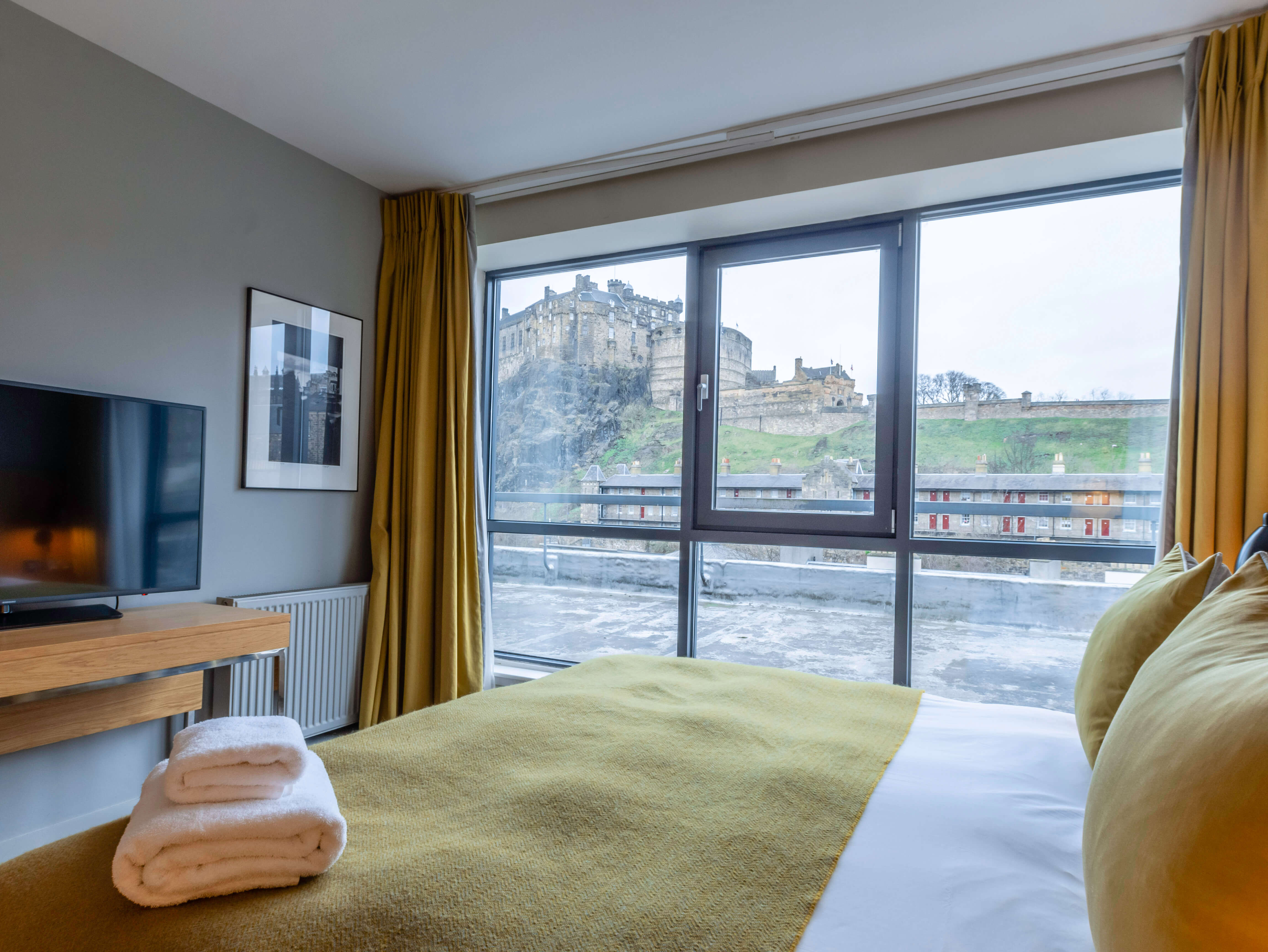 Castle View Superior Room with queen-size bed at Apex Grassmarket Hotel