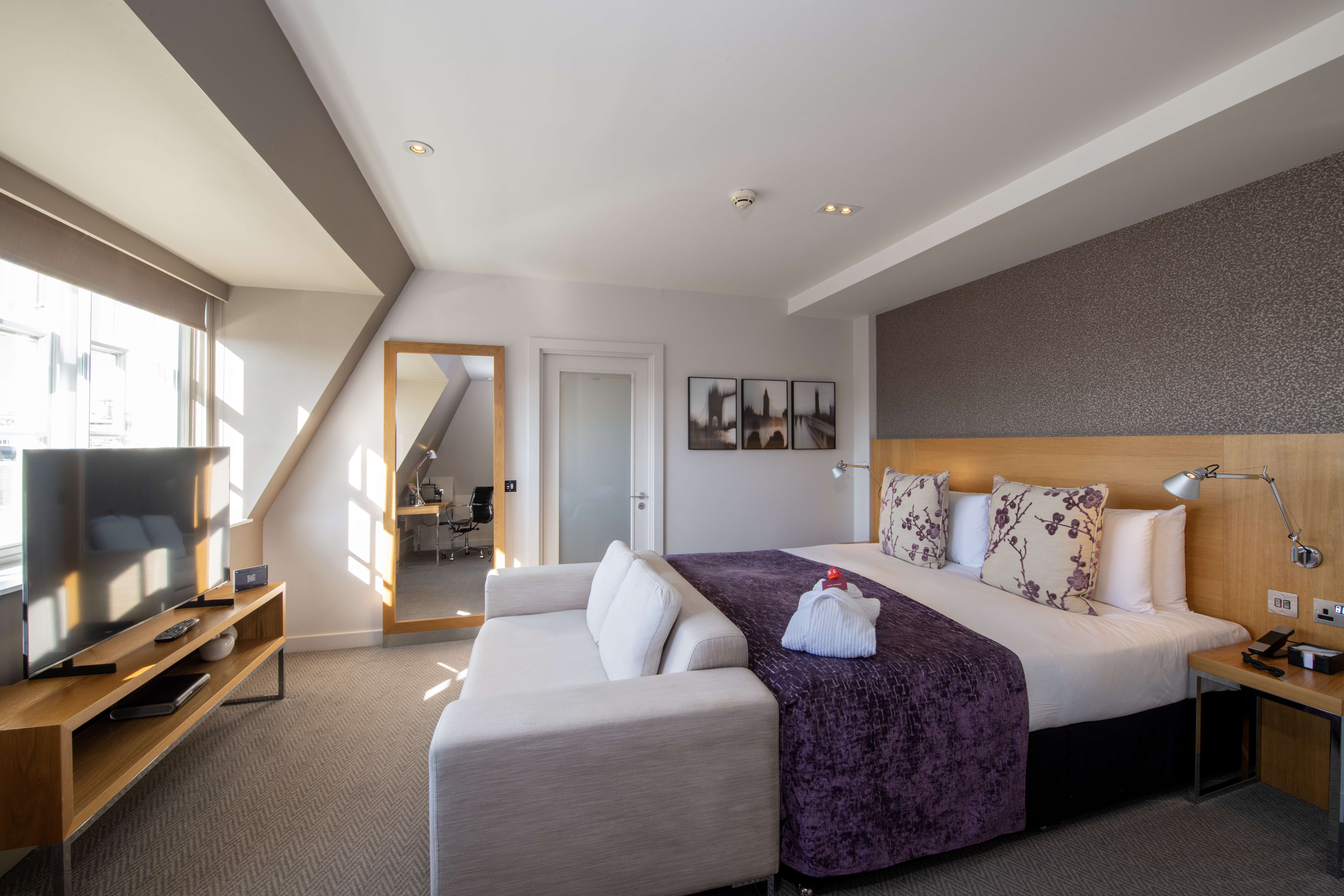 Deluxe Room at Apex Temple Court Hotel Deluxe Room with super king-size bed, desk and floor-to-ceiling windows at Apex Temple Court Hotel